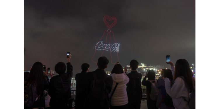 First-ever Coca Cola® Drone Show in Hong Kong 600 Drones Present 12 Scenes of Mesmerizing Memories with Coca-Cola over Victoria Harbour – Featuring a Heartfelt Expression of Love by Renowned Celebrity Louis Cheung