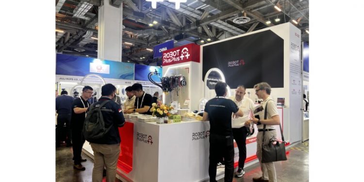 RobotPlusPlus Wows Maritime Professionals with Cargo Hold Cleaning Robot at Sea Asia 2025