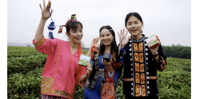 Baisha’s San Yue San Festival: International Students Immersed in Vibrant Ethnic Culture