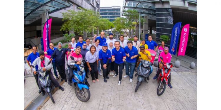 Appreciating Ramadhan Dedication: Hong Leong Islamic Bank Distributes 1,000 Food Packets to foodpanda Riders