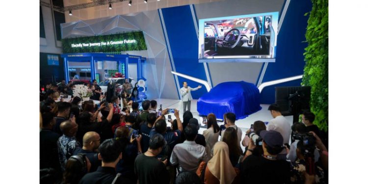 Vinfast showcases the VF 6 right-hand drive for the first time at IIMS Surabaya 2025