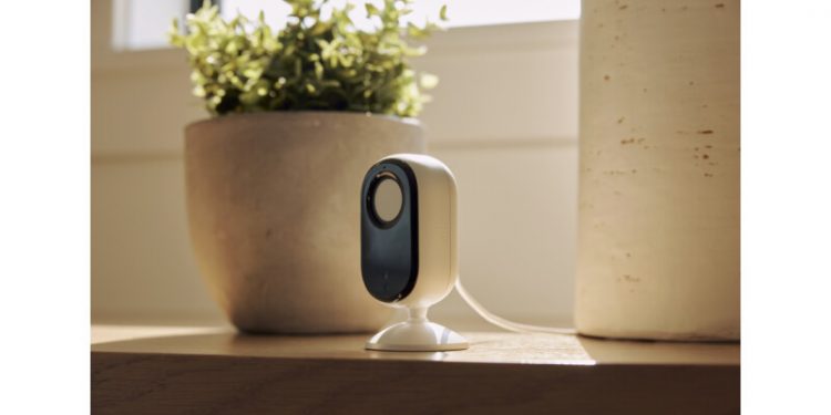 AI-Powered Pet-Friendly Smart Security: Arlo Essential Indoor 2K Security Camera Offers Peace of Mind