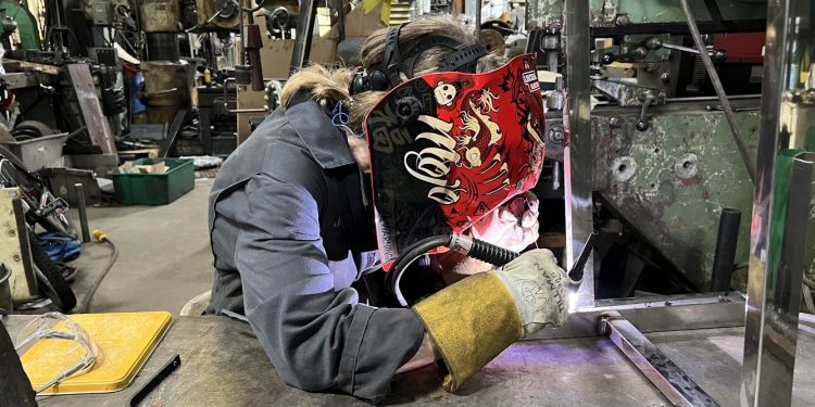 4 decades after the landmark book ‘Alone in a Crowd,’ women in the trades still battle bias – a professor-turned-welder reflects
