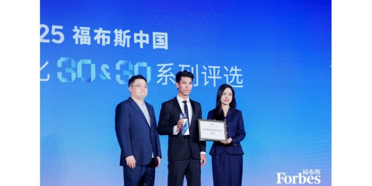 Singapore’s Leading Ergonomic Chair Brand Hinomi Recognized by Forbes